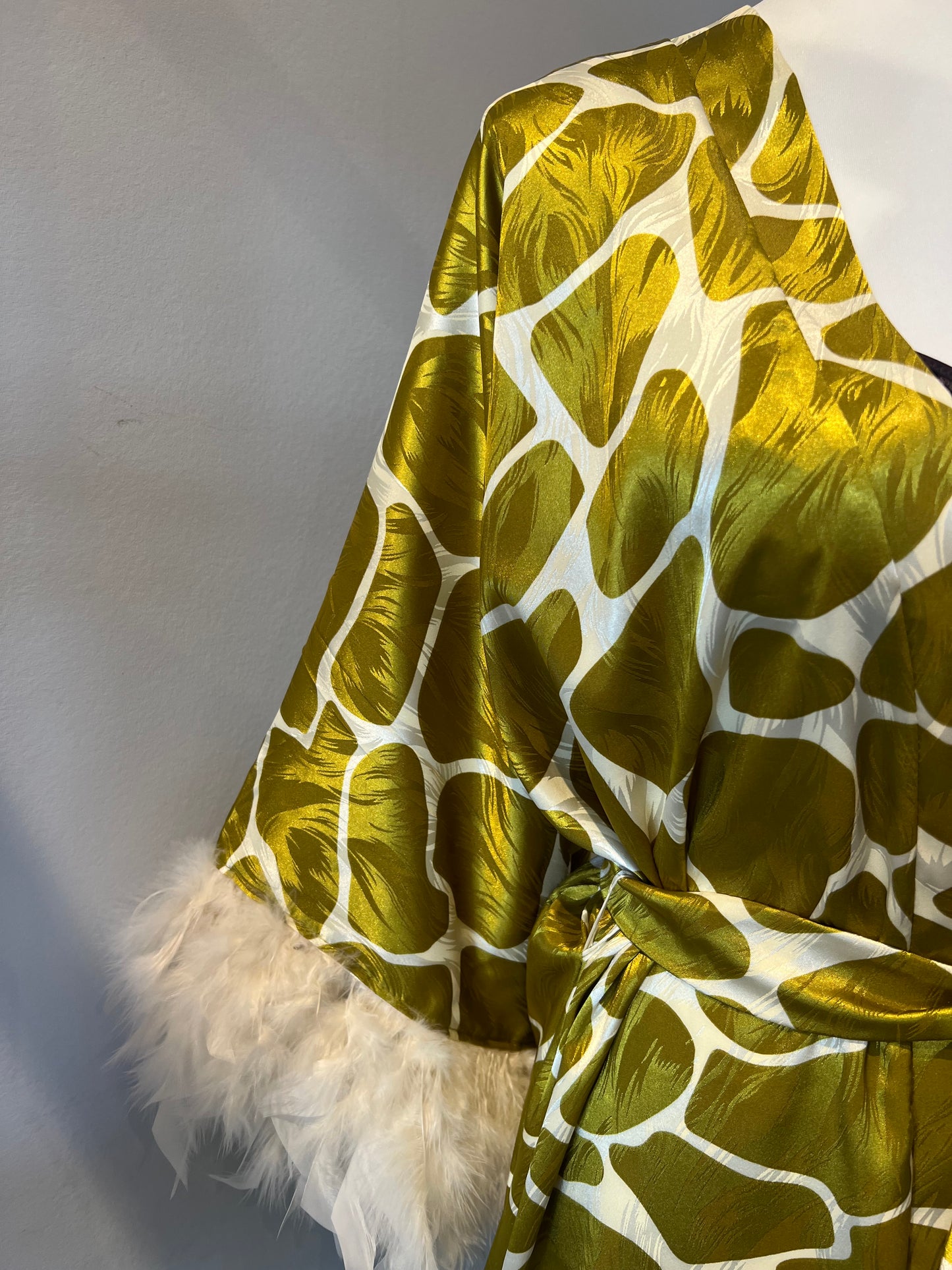 Kaftan AMORE aus Seide mit Federn